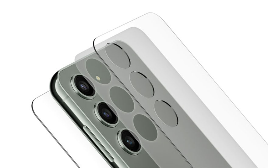 Grijze smartphone met drie cameralenzen en een transparante screenprotector tegen een witte achtergrond.