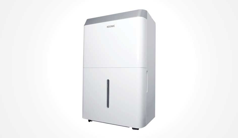 Een witte Koenic luchtontvochtiger met grijze bovenrand, waterreservoir aan de voorkant en een minimalistisch design, geschikt voor elke kamer.