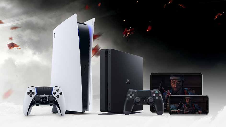 Een witte PlayStation 5 naast een zwarte PlayStation 4, controllers, een tablet en een smartphone.