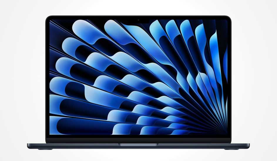 Un ordinateur portable Apple MacBook ouvert affiche un fond graphique bleu-noir sur l’écran, avec des bords fins et un design épuré.