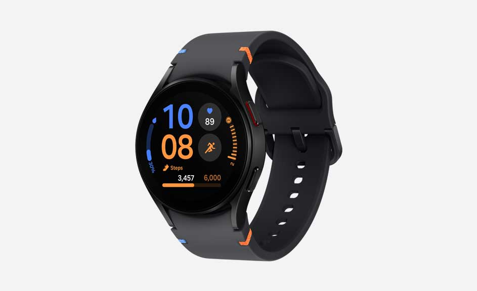 Een zwarte smartwatch met een rond scherm toont 10:08 en 3.457 stappen op een witte achtergrond.