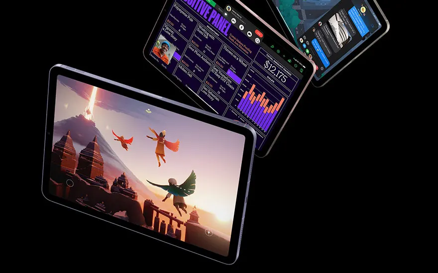 Trois tablettes affichent des écrans : un jeu vidéo coloré, un tableau de bord de données et une interface de chat.