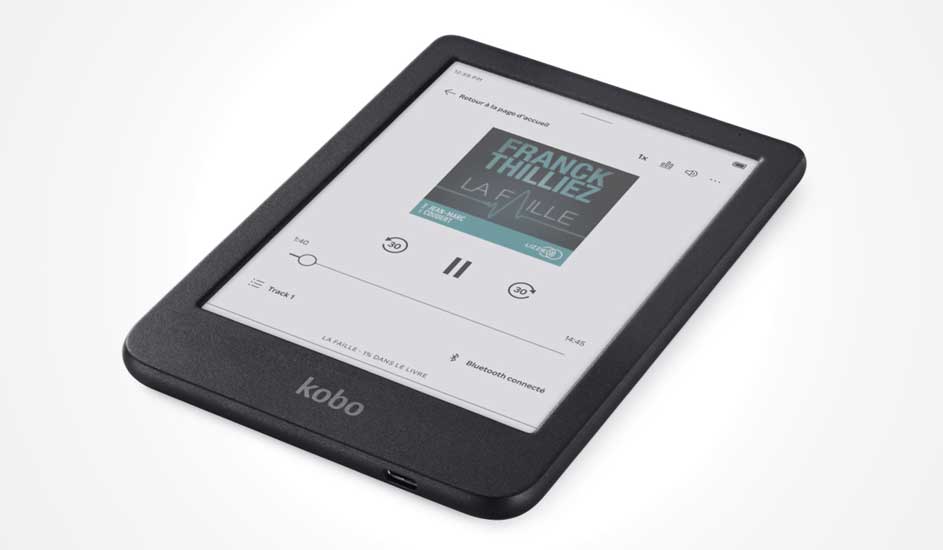 Een zwarte Kobo e-reader toont een audioboekspeler op het scherm met albumcover, afspeelknop en het Kobo-logo onderaan het apparaat.