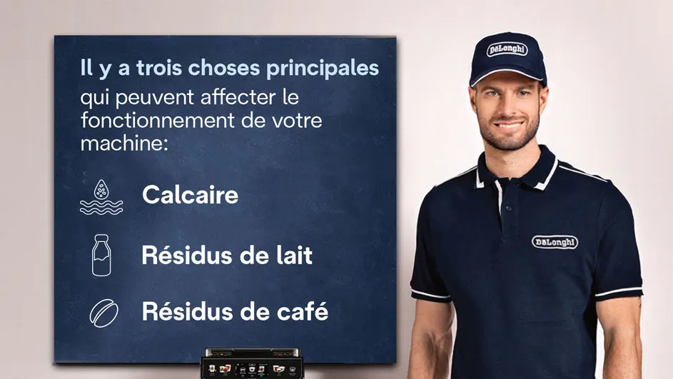 Un tableau bleu liste: calcaire, résidus de lait, café. Un homme porte une casquette et un polo bleu avec le logo "DeLonghi".