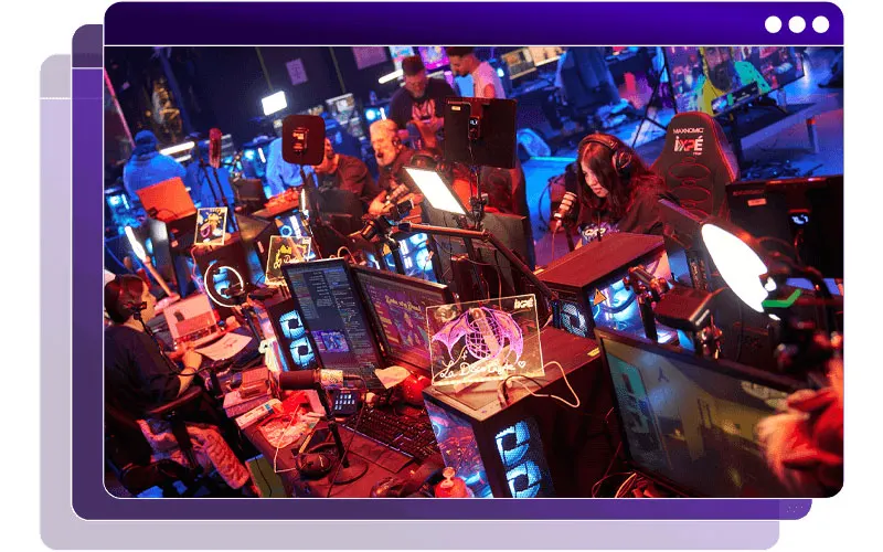Une salle de gaming et de streaming animée avec des joueurs, des écrans, des caméras et un éclairage coloré dans un cadre de navigateur violet.