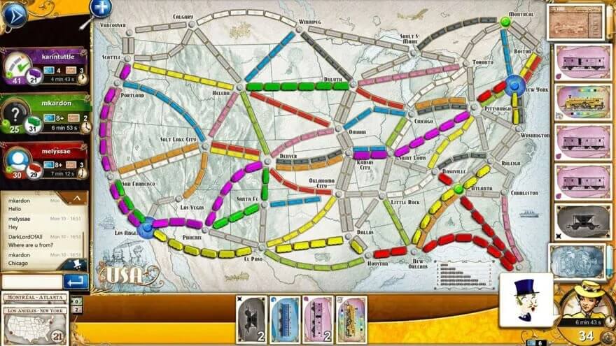 Het beeld toont een Ticket to Ride bordspel met kleurrijke routes over een kaart van de VS. Spelersstatistieken en kaarten zijn zichtbaar.