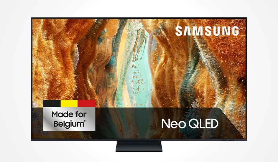 Een Samsung Neo QLED tv met dun zwart frame toont een abstract kunstwerk, label “Made for Belgium” en logo rechtsonder op het scherm.