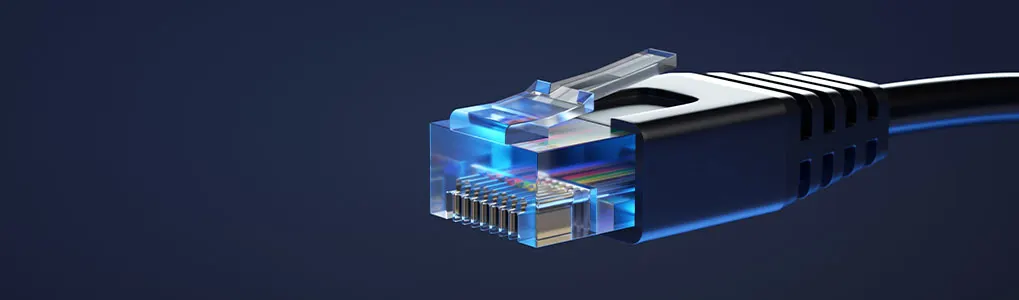 Gros plan d'un connecteur noir et transparent de câble Ethernet sur fond bleu foncé.