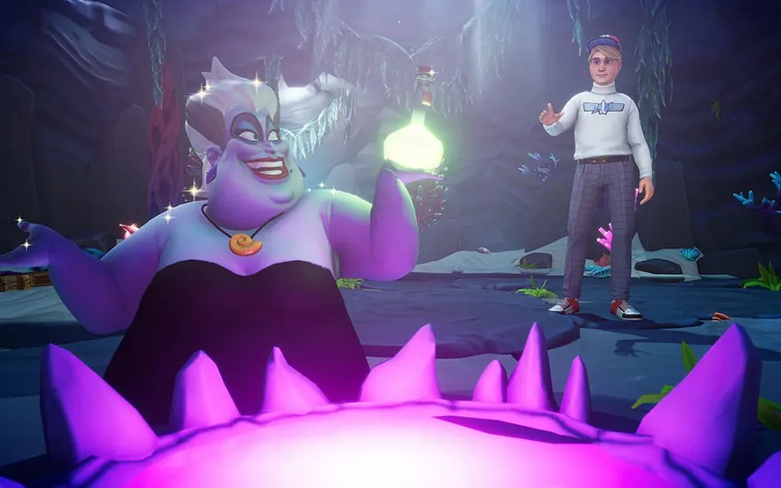 Une scène montre une grotte sous-marine avec une sorcière tenant une fiole lumineuse, et une personne debout à l'arrière-plan.