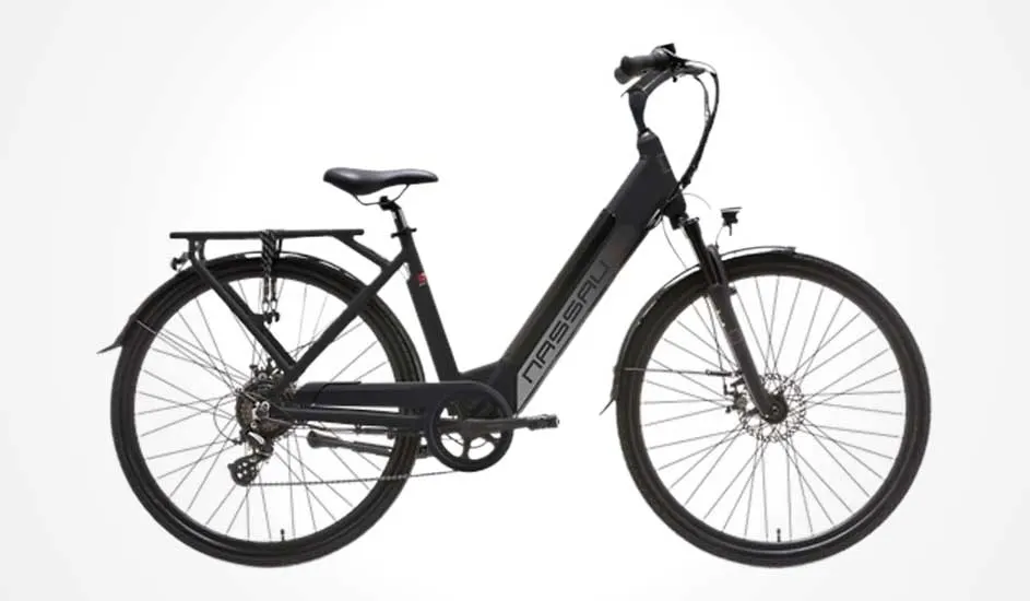 Un vélo de ville électrique noir de la marque Nassau, cadre bas, porte-bagages arrière et guidon droit, idéal pour un usage quotidien.