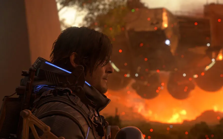 Un homme avec sac à dos et technologie bleue regarde un ciel orange dramatique rempli d'objets flottants et de points lumineux rouges.