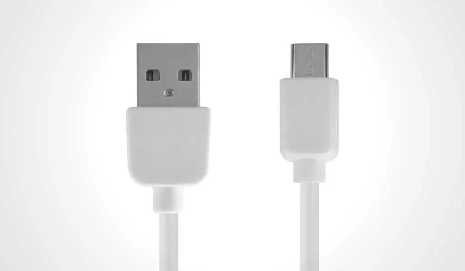 Witte USB-kabel met een standaard USB-A-connector aan de ene kant en een USB-C-connector aan de andere kant tegen een witte achtergrond.