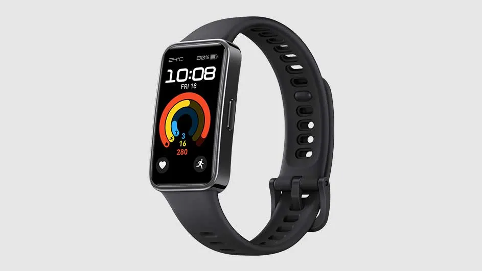 Een zwarte smartwatch met een scherm waarop de tijd (10:08) en activiteitsgegevens worden weergegeven, tegen een grijze achtergrond.