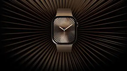 Une montre-bracelet marron avec un cadran affichant des aiguilles et un motif radiaux sur un fond noir et marron.