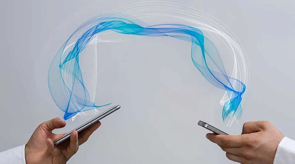 Twee handen houden smartphones vast, met blauwe en witte lijnen die een verbinding suggereren tegen een grijze achtergrond.