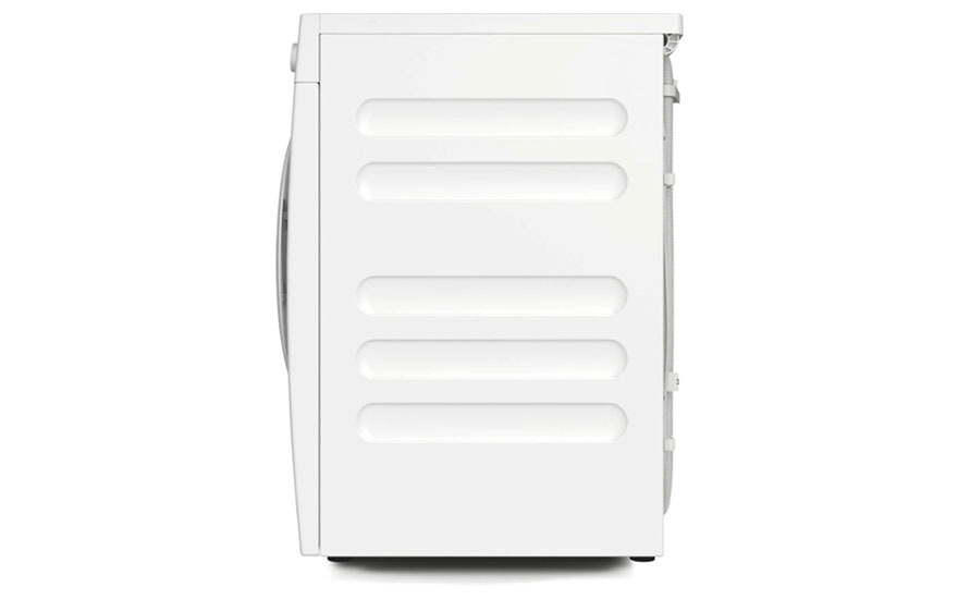Zijaanzicht van een witte wasmachine. De machine heeft horizontale ribbels aan de zijkant. De achtergrond is wit.