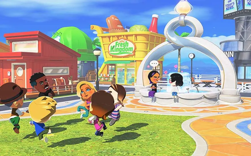 Op een zonnig plein rennen vrolijke, cartoonachtige bewoners over het gras, terwijl twee personages pratend ontspannen in een witte fonteinlounge.