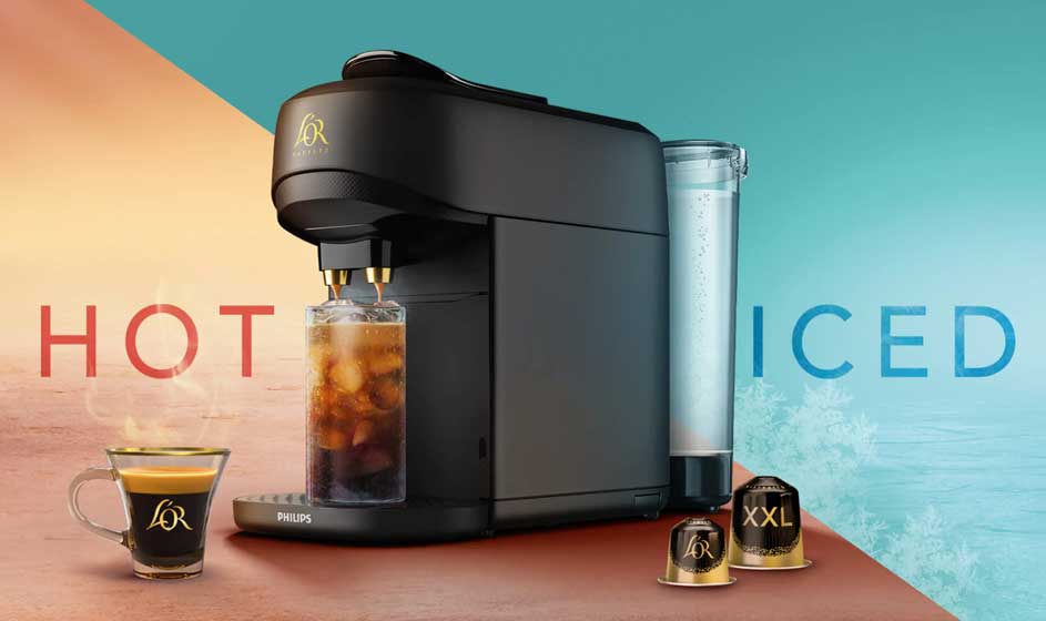 Een zwarte L'OR-koffiemachine vult een glas met ijskoffie, naast capsules en de woorden HOT en ICED op een tweekleurige achtergrond.