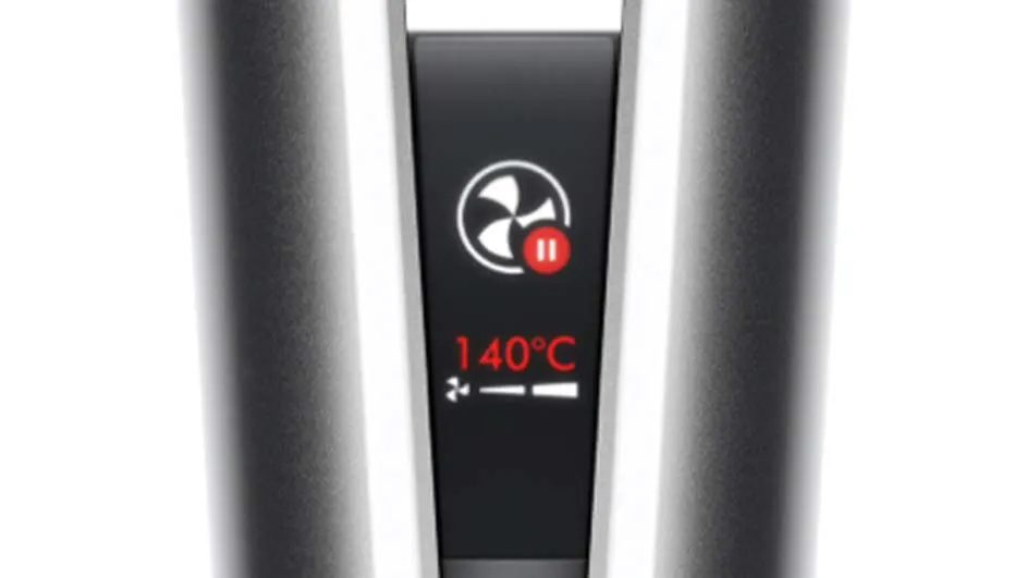 Gros plan d'un appareil avec un écran noir affichant un ventilateur, le texte rouge "140°C" et des barres blanches.