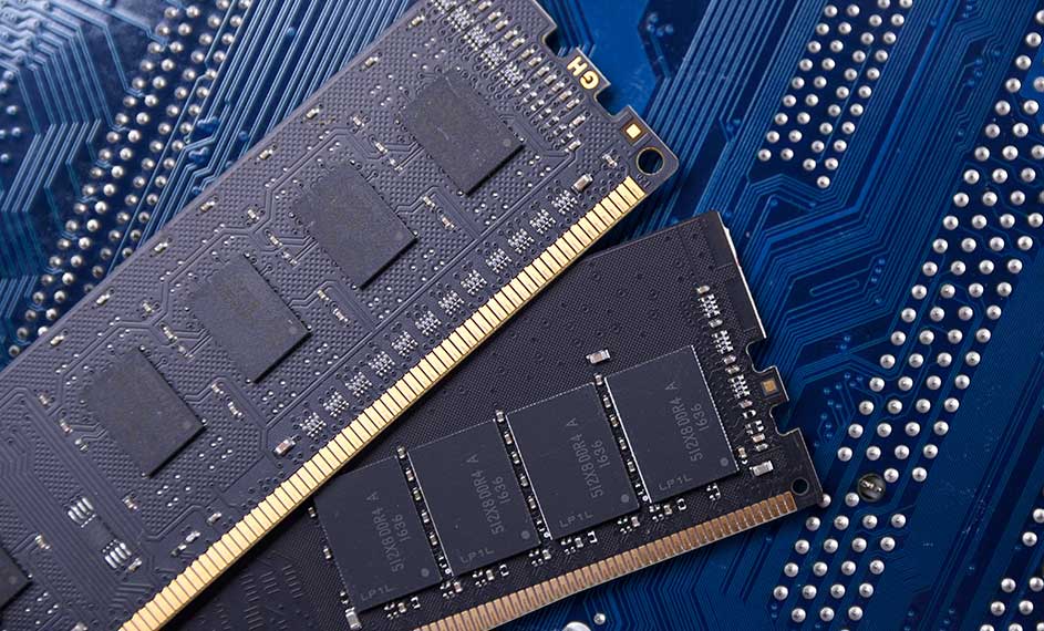 Deux barrettes de RAM noires avec des connecteurs dorés sont posées sur une carte mère bleue.