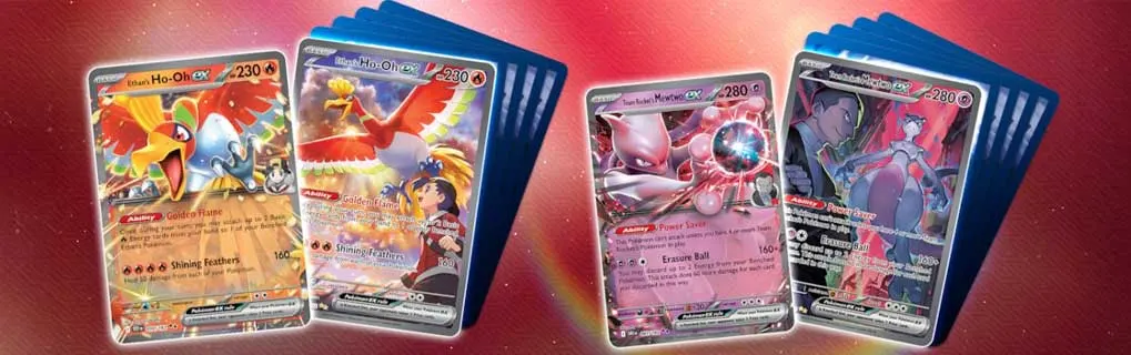 Twee glanzende Pokémon-kaarten van Ho-Oh en Mewtwo liggen voor blauwe stapels kaarten, tegen een rood fonkelende achtergrond.