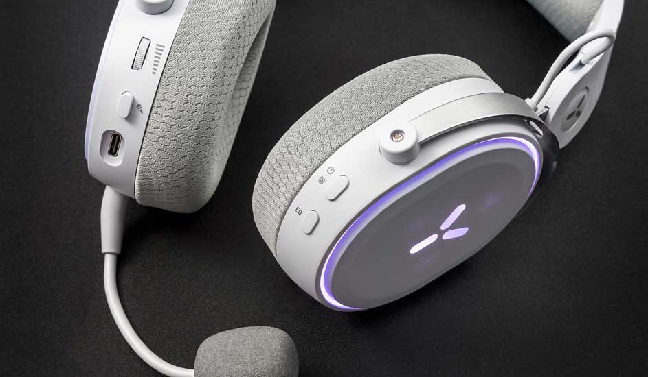 Casque gris avec microphone sur fond noir. Le casque présente des commandes et un éclairage violet.