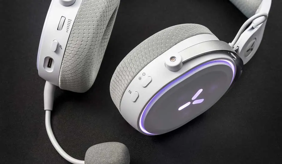 Casque gris avec microphone sur fond noir. Le casque présente des commandes et un éclairage violet.