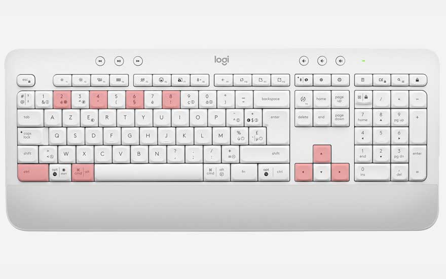 Un clavier blanc et rose avec des touches de fonction, des touches alphanumériques et un pavé numérique sur un fond blanc uni.