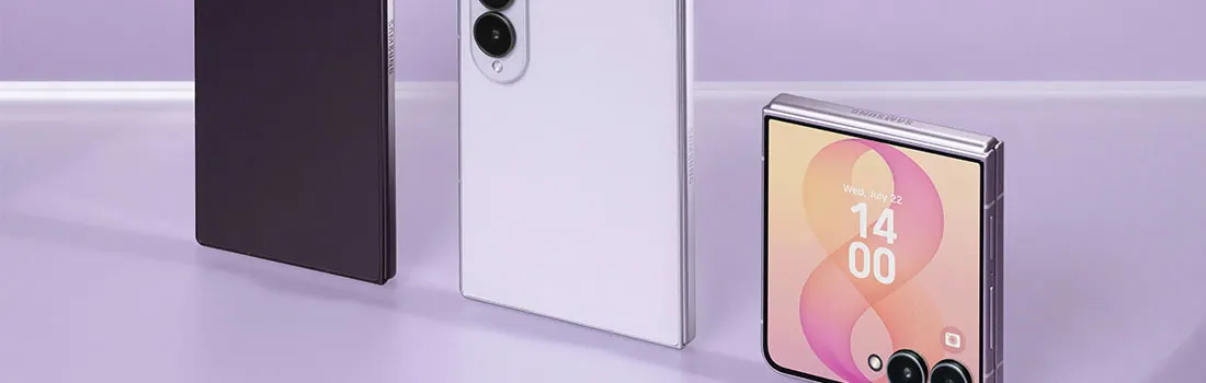 Plan large de trois smartphones Samsung pliables sur un fond violet, avec à droite un téléphone fermé affichant son écran.