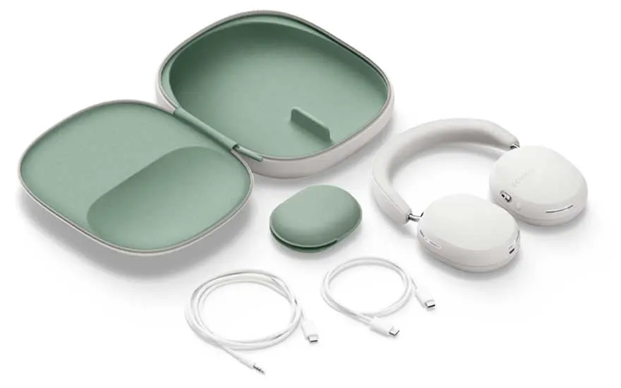 Witte hoofdtelefoon met groene oplaadcase, kleine houder en twee witte oplaadkabels op een witte achtergrond.