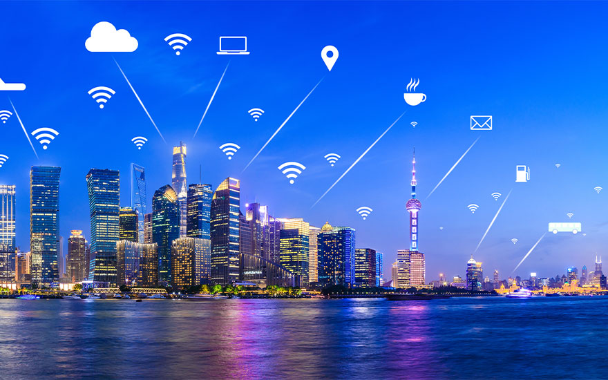 Horizon urbain illuminé avec des icônes de connexion et une étendue d'eau bleue au premier plan.