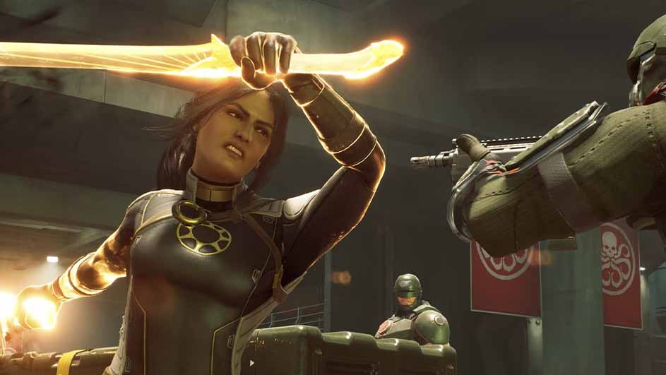 Zicht op een persoon in een zwart pak met gouden accenten die een gloeiend zwaard vasthoudt, gericht op een soldaat met een geweer. Achtergrond: vlaggen.