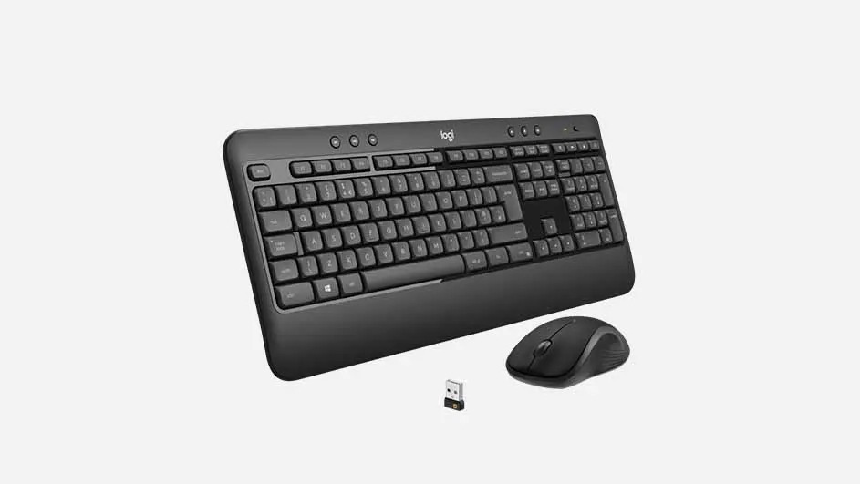 Een zwart draadloos toetsenbord en muis set van Logitech met USB-ontvanger, perfect voor kantoorwerk en thuiswerken.