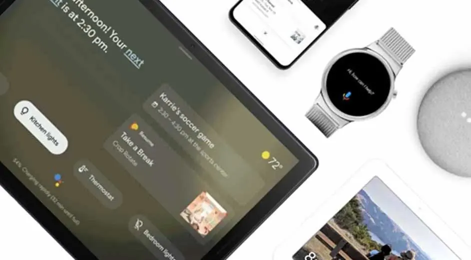 Een tablet toont een smart home dashboard, naast een telefoon, horloge en Google Home-apparaat op een witte achtergrond.