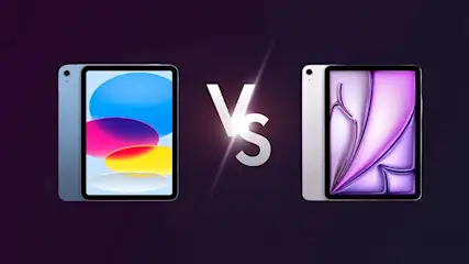 Comparaison de deux tablettes : une bleue avec écran coloré, l'autre blanche avec un motif violet. Fond dégradé violet.