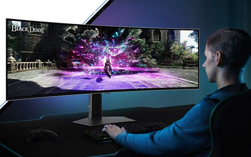 Een ultrabrede monitor toont de game Black Desert met paarse effecten, een toetsenbord en muis op een bureau.
