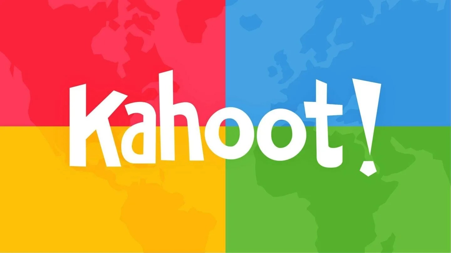 Het logo van Kahoot!, wit, op een achtergrond met vier vlakken: rood, blauw, geel en groen. Vage wereldkaarten op de vlakken.