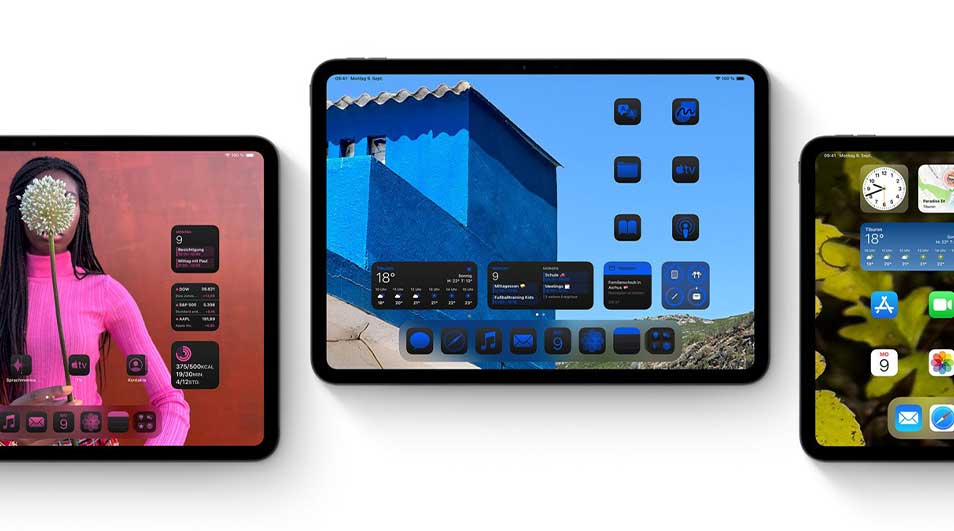 Trois appareils Apple affichant des écrans d'accueil colorés avec diverses applications et widgets météo sur des arrière-plans vibrants.