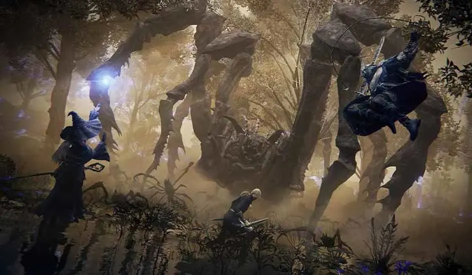 Een bosscène toont een enorme stenen spin met lange poten, omringd door bomen. Er zijn drie figuren in donkere kledij.