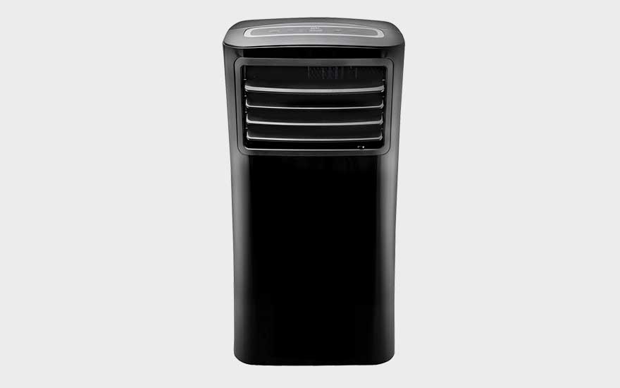 Climatiseur mobile noir à finition brillante, avec larges lamelles frontales et panneau de commande moderne sur le dessus.