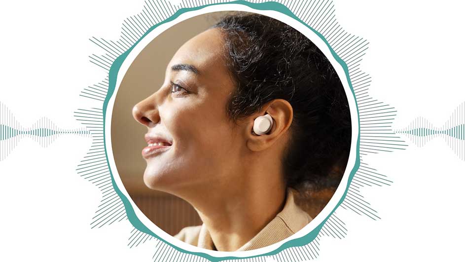 Gros plan d'un écouteur blanc dans une oreille, sur fond blanc avec une bordure circulaire turquoise.