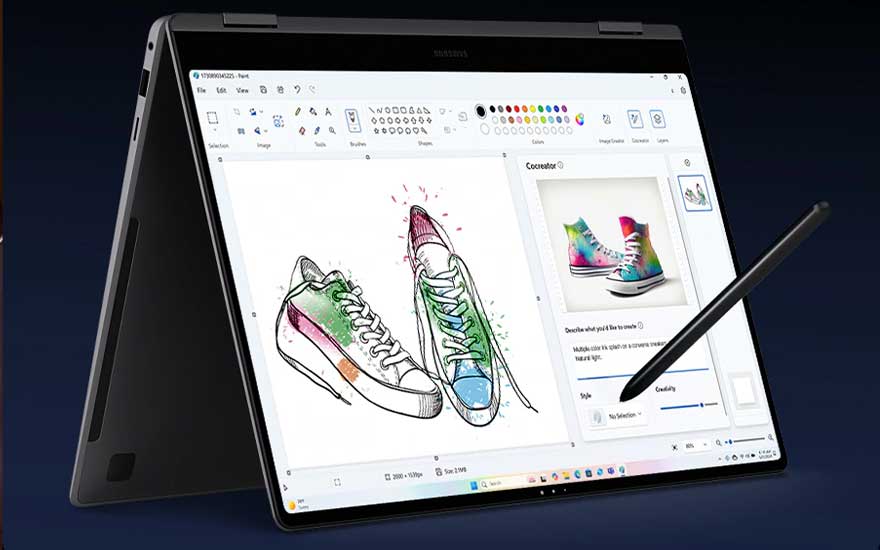 Een Lenovo-laptop staat in tentmodus met een stylus ernaast; het scherm toont kleurrijke sneakertekeningen in een tekenprogramma.