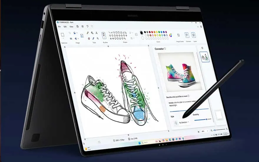 Een Lenovo-laptop staat in tentmodus met een stylus ernaast; het scherm toont kleurrijke sneakertekeningen in een tekenprogramma.