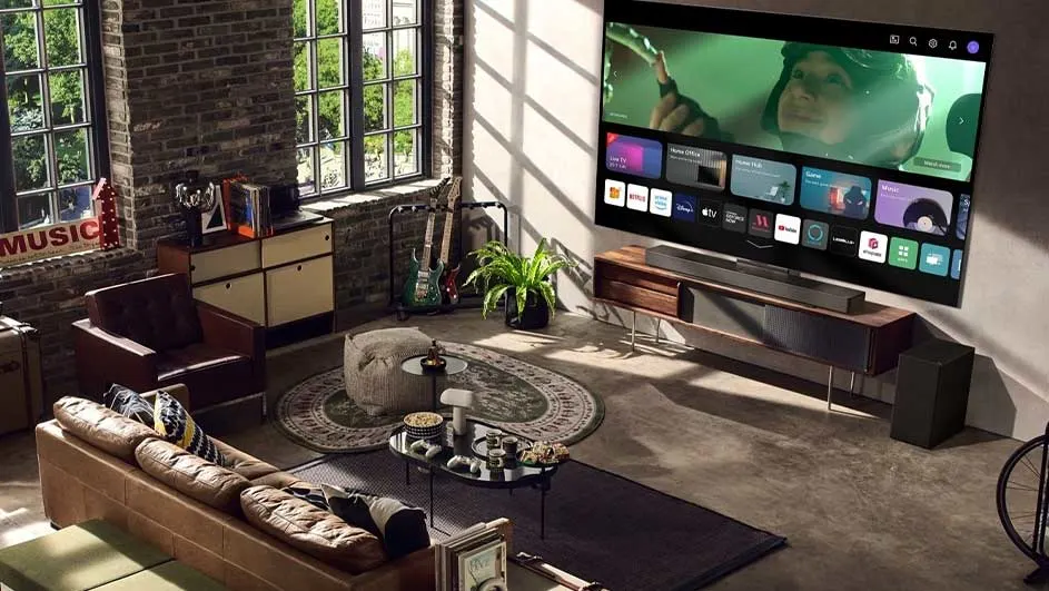 Woonkamer met tv, houten meubels, tapijt en bank. Er staan gitaren en een plant naast het raam.