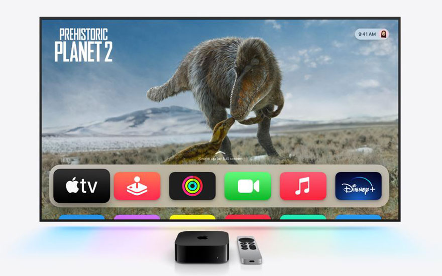 Een tv-scherm toont "Prehistoric Planet 2" met apps eronder. Een Apple TV en afstandsbediening staan op een oppervlak.