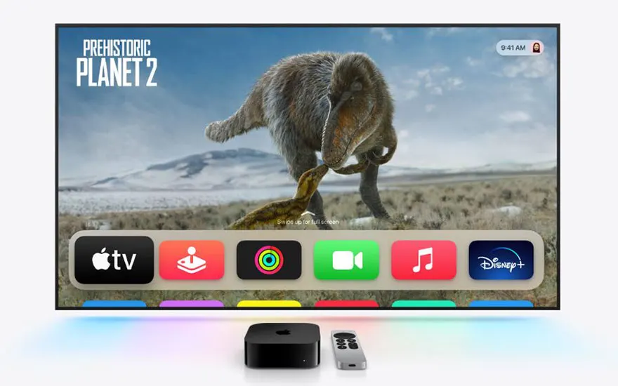 Een tv-scherm toont "Prehistoric Planet 2" met apps eronder. Een Apple TV en afstandsbediening staan op een oppervlak.