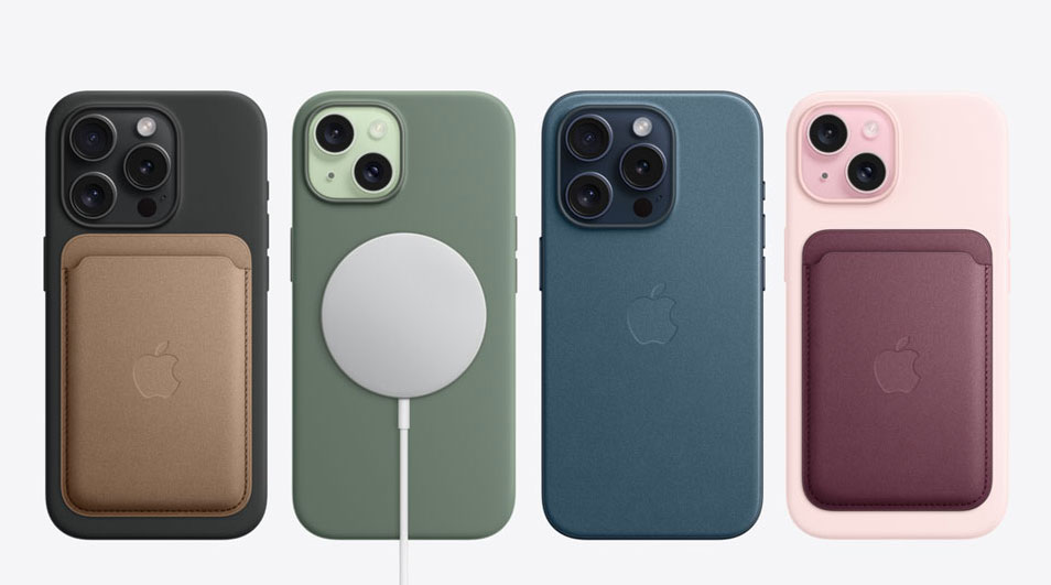 Quatre iPhones avec coques : noir avec porte-cartes brun, vert avec chargeur blanc, bleu, rose avec porte-cartes bordeaux.