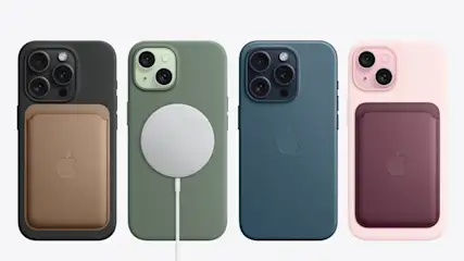 Quatre iPhones avec coques : noir avec porte-cartes brun, vert avec chargeur blanc, bleu, rose avec porte-cartes bordeaux.