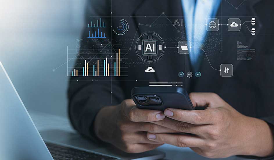 Een persoon gebruikt een zwarte smartphone met digitale AI-grafieken op de voorgrond. Een laptop is gedeeltelijk zichtbaar links.