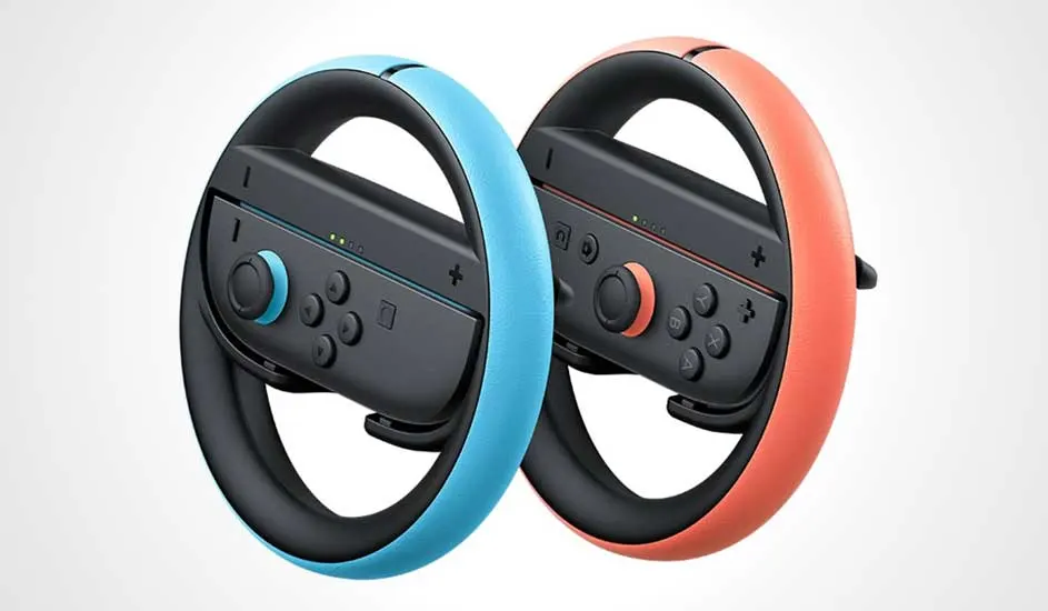 Deux volants de jeu vidéo : un bleu et un orange, avec des commandes noires, sur fond blanc.